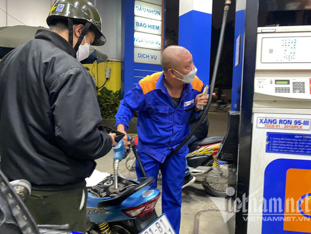 Trước giờ tăng giá, loạt cây xăng Hà Nội lại treo biển ‘hết hàng’