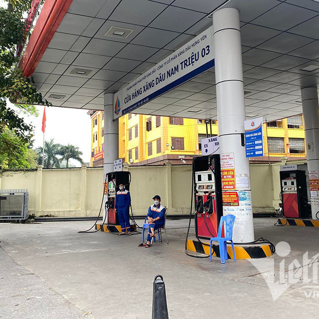 Trước giờ tăng giá, loạt cây xăng Hà Nội lại treo biển ‘hết hàng’icon