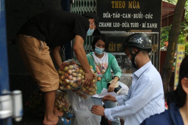 Vải Bắc Giang vượt 'vòng vây' về Hà Nội, dân gọi nhau giải cứu