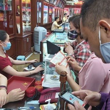 Vay vàng thời loạn giá: Lo đứng, lo ngồi vì nợ tăng vài trăm triệu mỗi nămicon