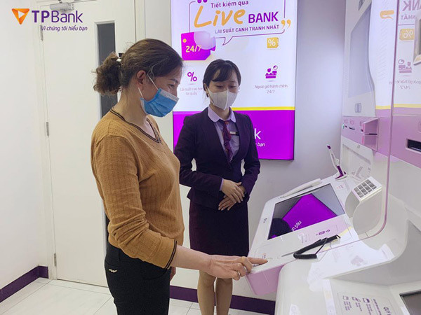 Vệ sinh khử trùng và trang bị nước rửa tay khắp hệ thống LiveBank