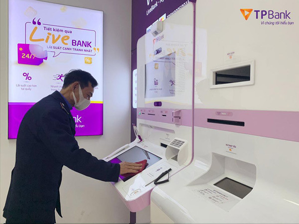 Vệ sinh khử trùng và trang bị nước rửa tay khắp hệ thống LiveBank