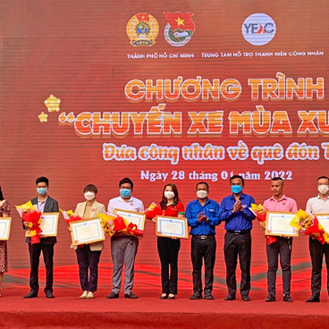 VietCredit cùng Thành đoàn TP.HCM hỗ trợ xe đưa công nhân về quê đón Tết