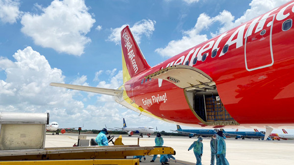 Vietjet chở 200 máy thở hiện đại từ Đức về Việt Nam