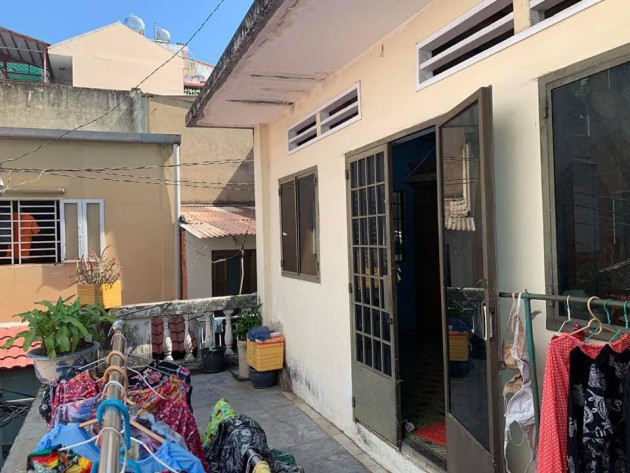 Vợ chồng lớn tuổi cải tạo ngôi nhà bong tróc, ố vàng để tận hưởng cuộc sống an yên