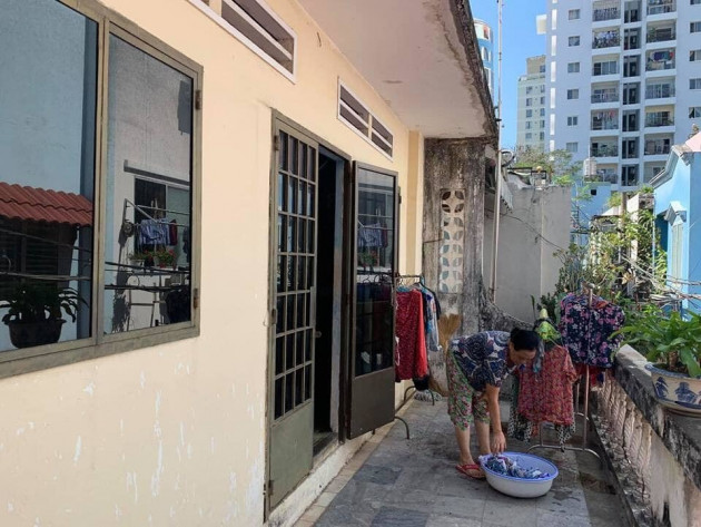 Vợ chồng lớn tuổi cải tạo ngôi nhà bong tróc, ố vàng để tận hưởng cuộc sống an yên