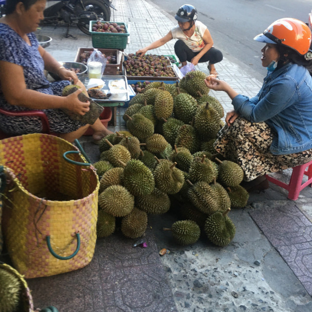 'Vua của các loại trái cây' đại hạ giá ở vỉa hè Sài Gòn, vì sao?icon