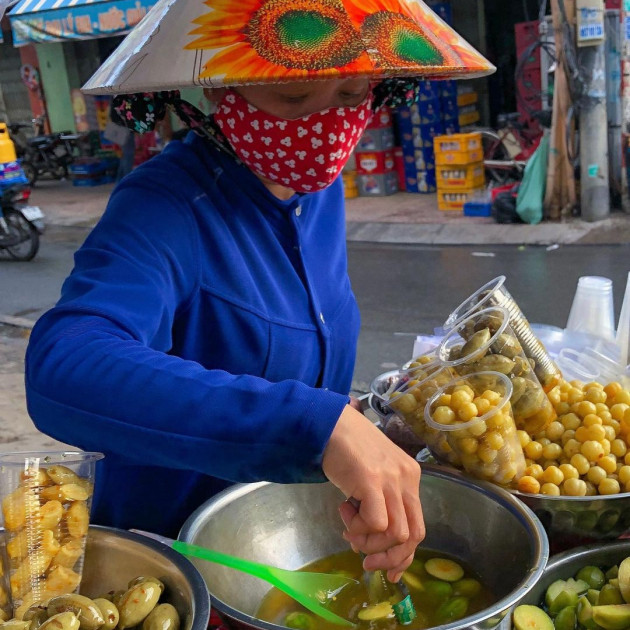 Xe trái cây dạo 30 năm gây nghiện với món lạ ổi luộc chấm mắm ruốc - 1