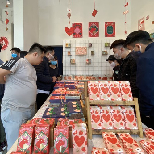 Xếp hàng dài mua quà, chi tiền triệu đặt tiệc Valentineicon