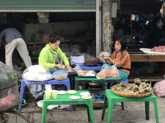 Xếp hàng mua bánh trôi: 1 giờ đồng hồ bán cả ngàn đĩa