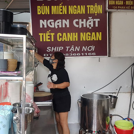 Xuyên đêm dọn dẹp, dậy sớm nổi lửa, chờ chính Ngọ mở hàngicon