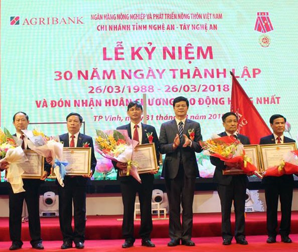 Agribank Nghệ An đón Huân chương Lao động Hạng Nhất