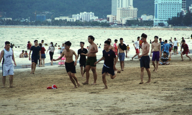 “bat chap” khuyen cao ve dich covid-19, bien quy nhon dong nghit nguoi “quen" khau trang hinh anh 3