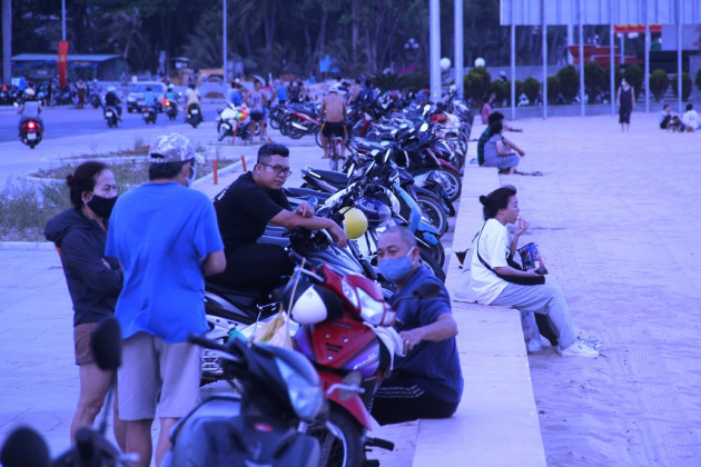 “bat chap” khuyen cao ve dich covid-19, bien quy nhon dong nghit nguoi “quen" khau trang hinh anh 4