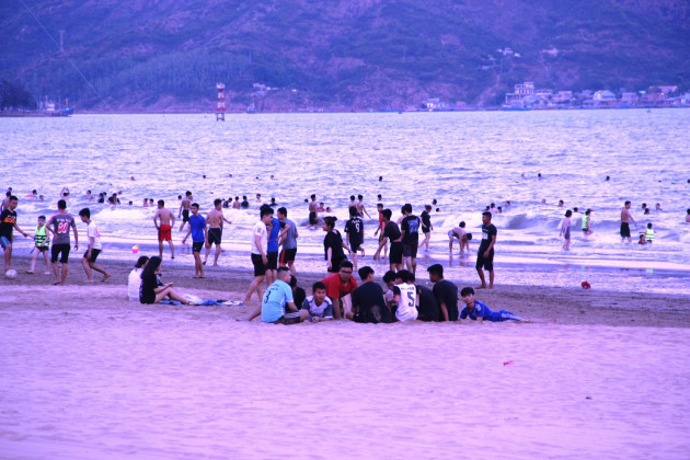 “bat chap” khuyen cao ve dich covid-19, bien quy nhon dong nghit nguoi “quen" khau trang hinh anh 8