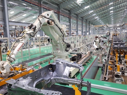 ben trong nha may o to thaco mazda cua ti phu usd tran ba duong co gi? hinh anh 3