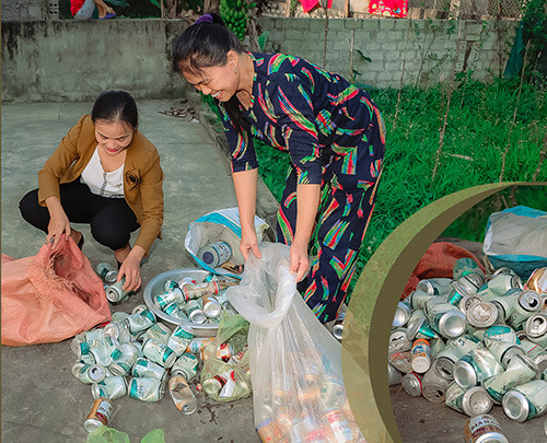 “Biến” rác thải thành... thẻ bảo hiểm, con giống