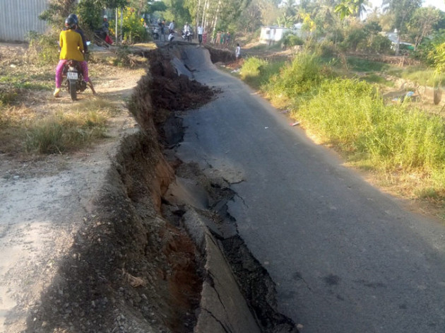 ca mau: hai hung mot tuyen duong sut lun sau 1m giua mua kho han hinh anh 1