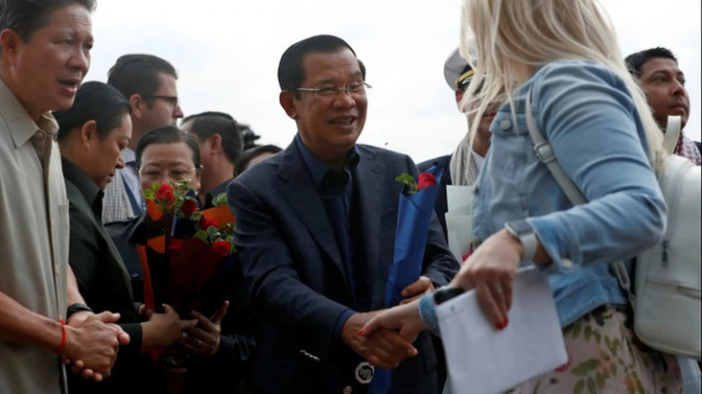 cai bat tay cua thu tuong hun sen voi du khach tau ms westerdam va "niem dau" cua dan sihanoukville hinh anh 2