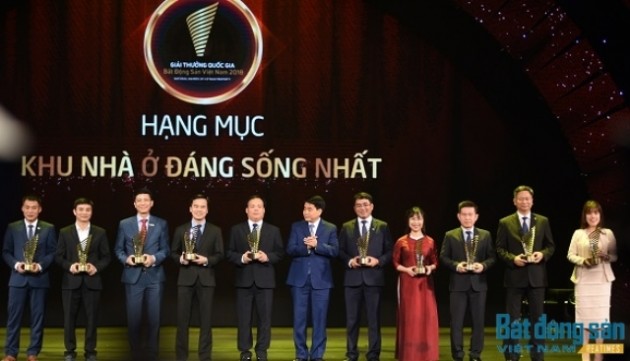 chu tich ha noi nguyen duc chung trao giai 10 khu nha dang song nhat vn hinh anh 1