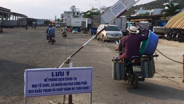 covid-19: cang ca hon ro phat hon 1.000 khau trang cho ngu dan hinh anh 5