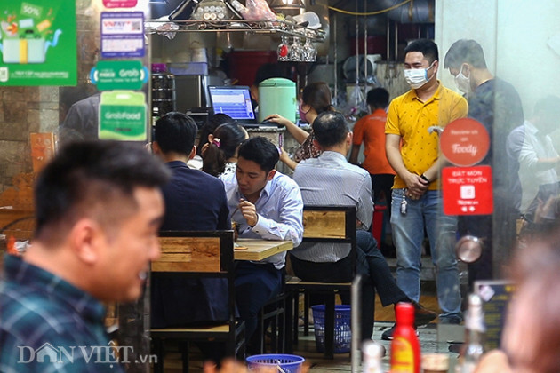 covid-19: quan an o ha noi dung "may bay" giao banh mi cho khach hinh anh 11