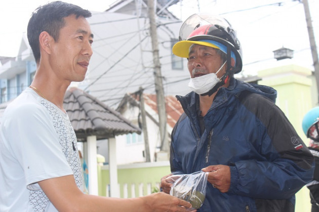 Đà Lạt: Làm bánh tét giúp người khó khăn bởi dịch Covid-191