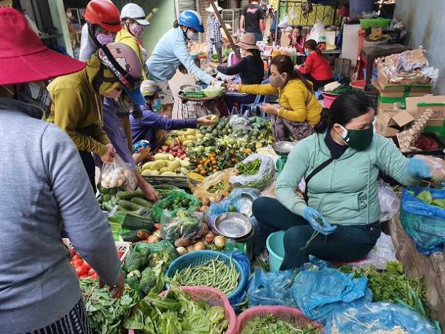 da nang ngay dau han che ra duong: hang hoa "nam cho" nguoi mua hinh anh 4