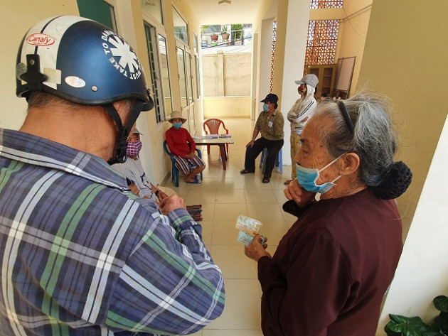 da nang: nguoi dan xuc dong khi nhan duoc tien ho tro cua chinh phu hinh anh 3