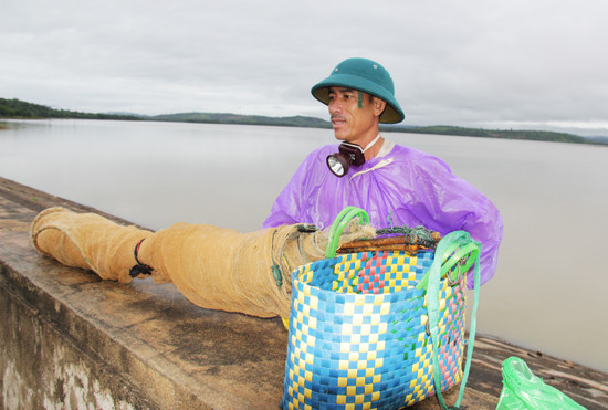 dak lak: ra ho menh mong bat ca ngon, co ca bong mu nang 2,5kg hinh anh 4