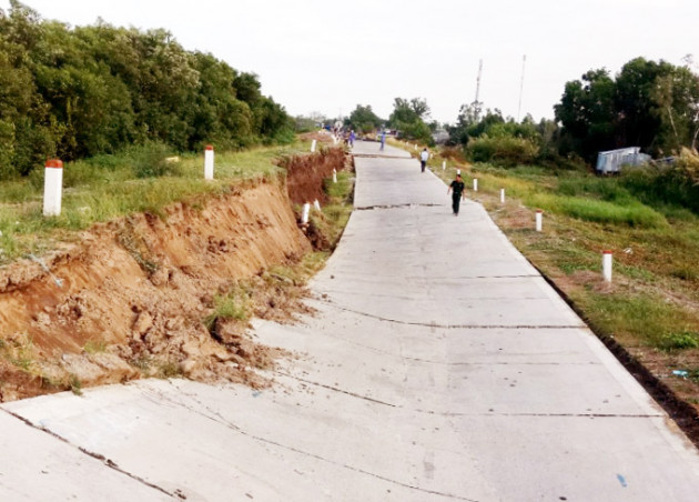 Đáng lo: Hơn 120m đê biển Tây ở Cà Mau bị sụt lún nghiêm trọng