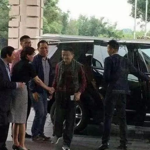 dau nam di hop lop, hanh dong khiem ton nay cua jack ma khien nhieu nguoi nguong mo hinh anh 2