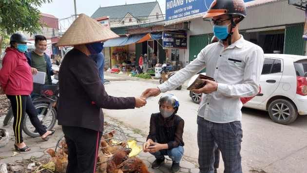 Giá gia cầm hôm nay 19/4: Dân nuôi gà ngao ngán "xé đàn", lo âm vốn