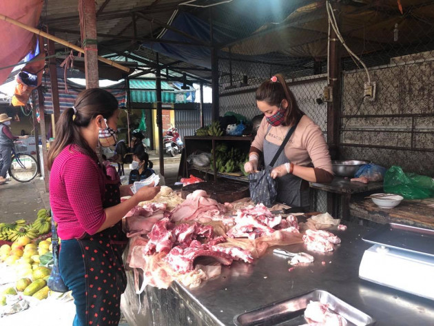 gia heo hoi hom nay 20/4: "no" 92.000 dong/kg, tieu thuong keu troi hinh anh 2