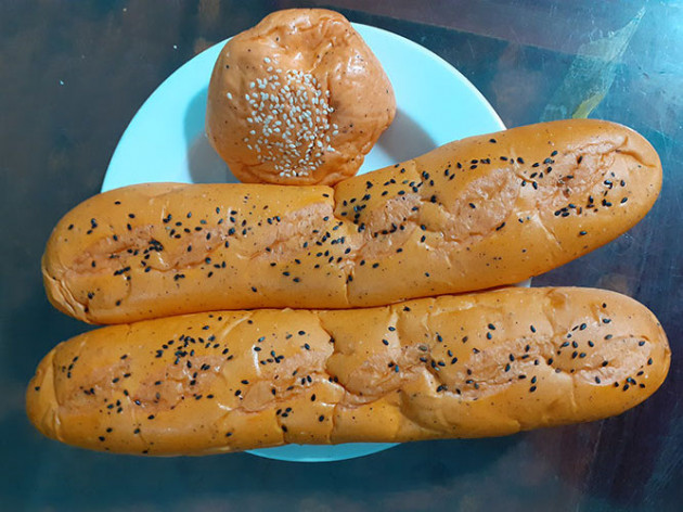 Giải cứu thanh long vì dịch covid-19, vua bánh mì làm bánh mì thanh long