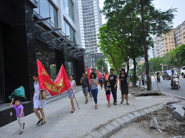 ha noi: lo chay no, cu dan nhieu chung cu dong loat “cang bang ron” hinh anh 2