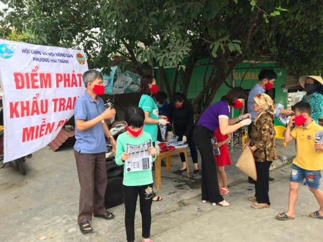 hai phong: nong dan lap to may, lam 9.000 khau trang tang nguoi ngheo hinh anh 2