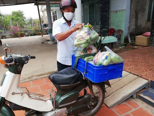 Hình ảnh xúc động về “Bó rau nghĩa tình” giúp hộ nghèo mùa Covid-19