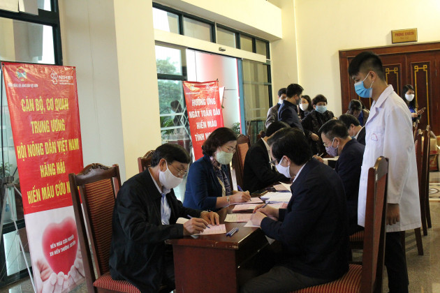 hon 200 can bo hoi nong dan viet nam tham gia hien mau hinh anh 3