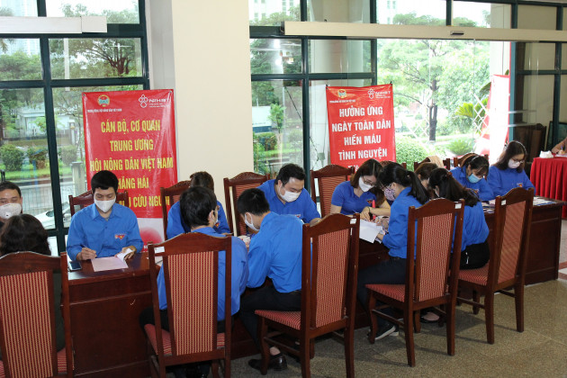 hon 200 can bo hoi nong dan viet nam tham gia hien mau hinh anh 4