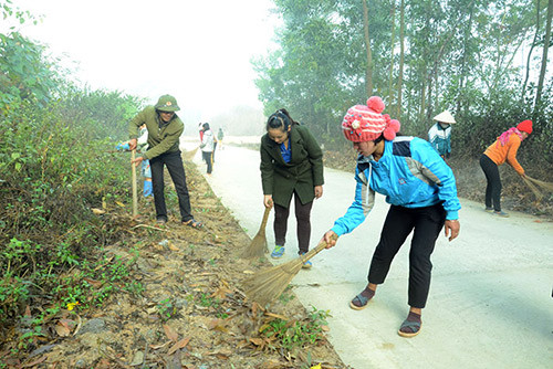 khi nong dan ca ban cung lam sach duong lang, ruong dong hinh anh 1