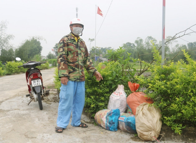 lao nong bo viec nha ra dong thu gom bao thuoc bao ve thuc vat hinh anh 3