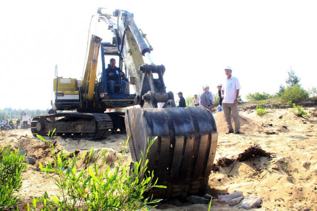 “Mang tiếng đất người dân lấn chiếm, đằng sau cán bộ mua xây nhà trái phép”!