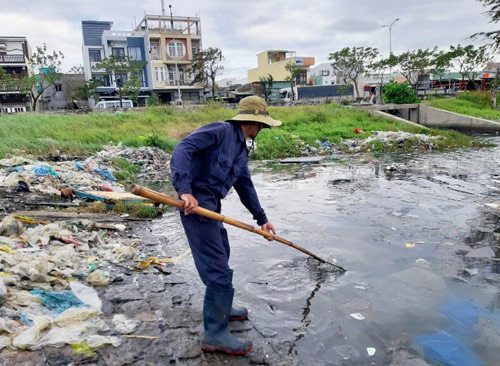 Người dân cảng cá nhiều năm “sống chung” với rác thối nồng nặc