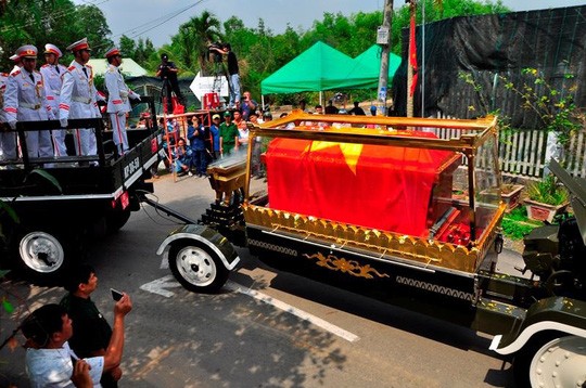 Nóng 24h qua: Tỉ phú Vietlott gây bất ngờ vì không đeo mặt nạ khi nhận giải