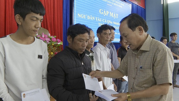 quang nam: tham hoi, ho tro ngu dan bi chay tau o truong sa hinh anh 1