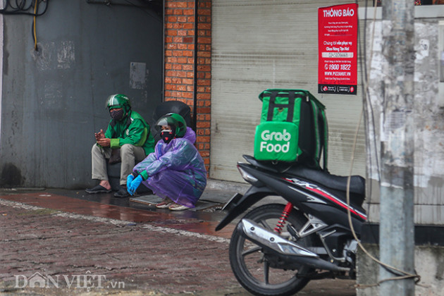 shipper doi mua dua hang ron rang tren duong pho ha noi hinh anh 10