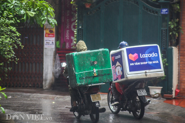 shipper doi mua dua hang ron rang tren duong pho ha noi hinh anh 12