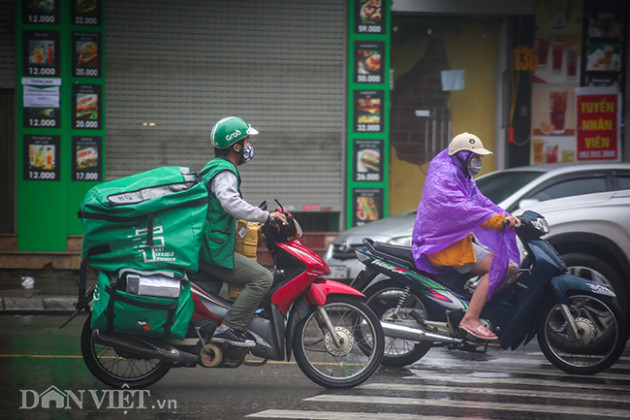 shipper doi mua dua hang ron rang tren duong pho ha noi hinh anh 2