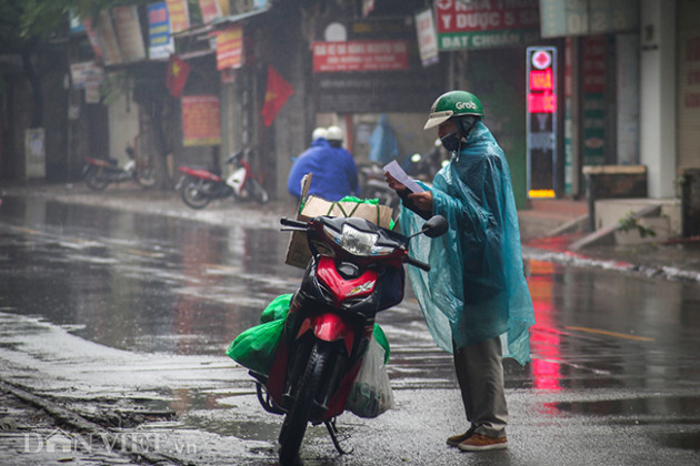 shipper doi mua dua hang ron rang tren duong pho ha noi hinh anh 3